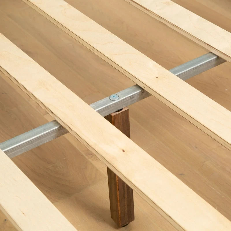 Lit Queen size en poutres et planches